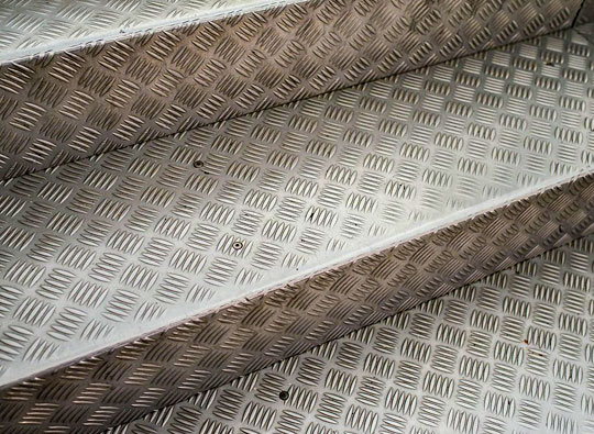 escaleras fabricadas con escalones de lamina antiderrapante