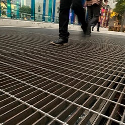 Rejilla electroforjada instalada en un paso peatonal