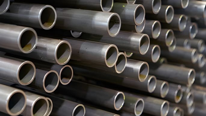 Tubos de acero al carbón estibados en un almacén