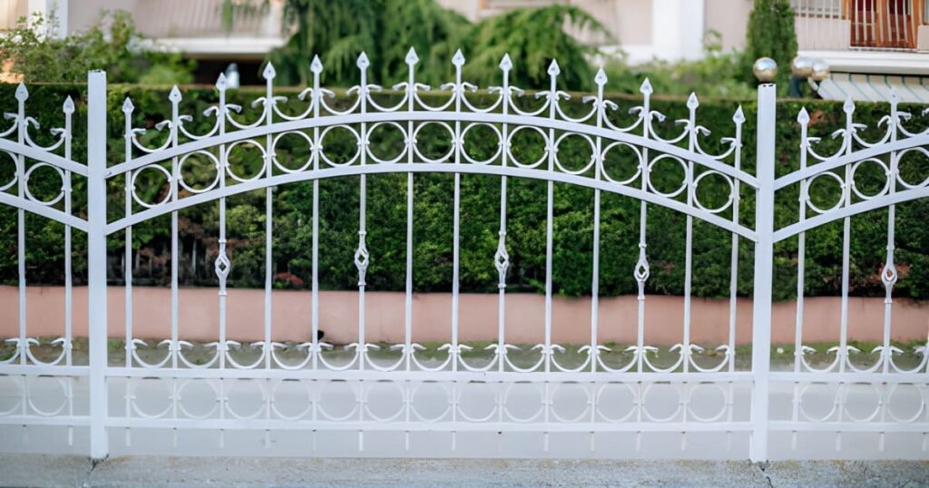 reja de herreria decorativa en forjado blanco Reja de herrería decorativa en forjado blanco