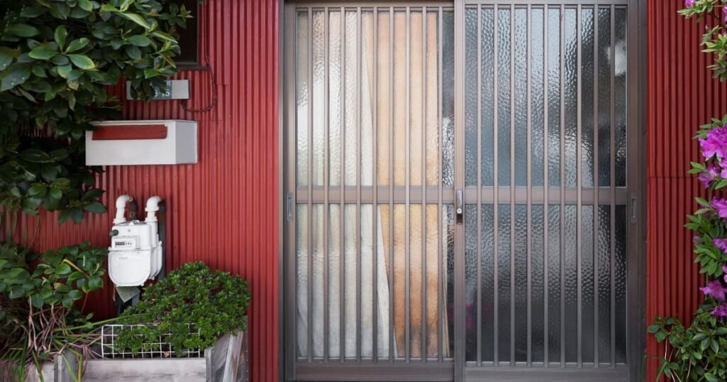 reja de herreria en la entrada de una casa Reja metálica en la entrada de una casa