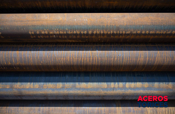 Diferentes tuberías de acero oxidadas