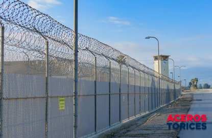 Una prisión restringida con alambre de púas y concertina