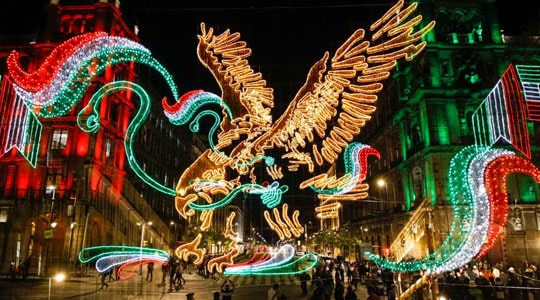 Adorno luminoso del día de la independencia de México en el zócalo de la ciudad