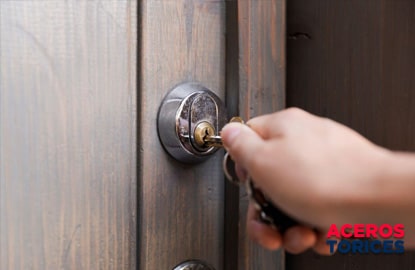 Una persona introduciendo su llave en una cerraduras para puerta de perfil europeo