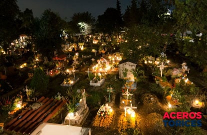 Vista áerea de un panteón en el Día de los muertos en México