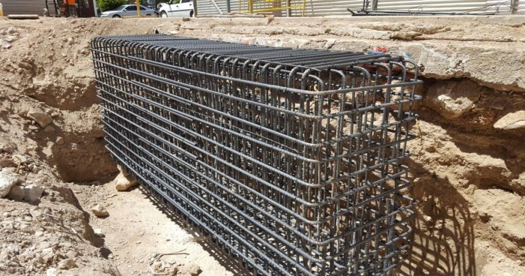 Estructura de varillas de acero de refuerzo en encepado de cimentación