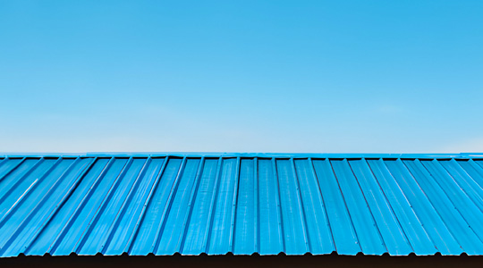 Un techo de lámina acanalada de color azul