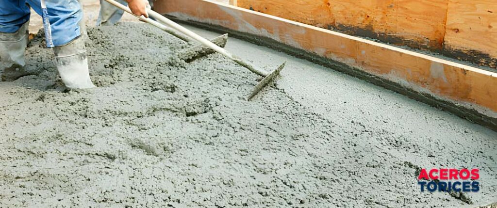 Trabajadores aplanando la mezcla de concreto