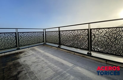 Celosías metálicas instaladas en una terraza