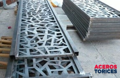 Plano general de unas celosías de acero galvanizado recién fabricadas apiladas