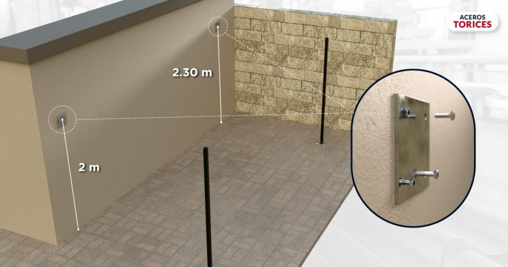 Colocación de placas metálicas de anclaje en pared para estructura de tejabán