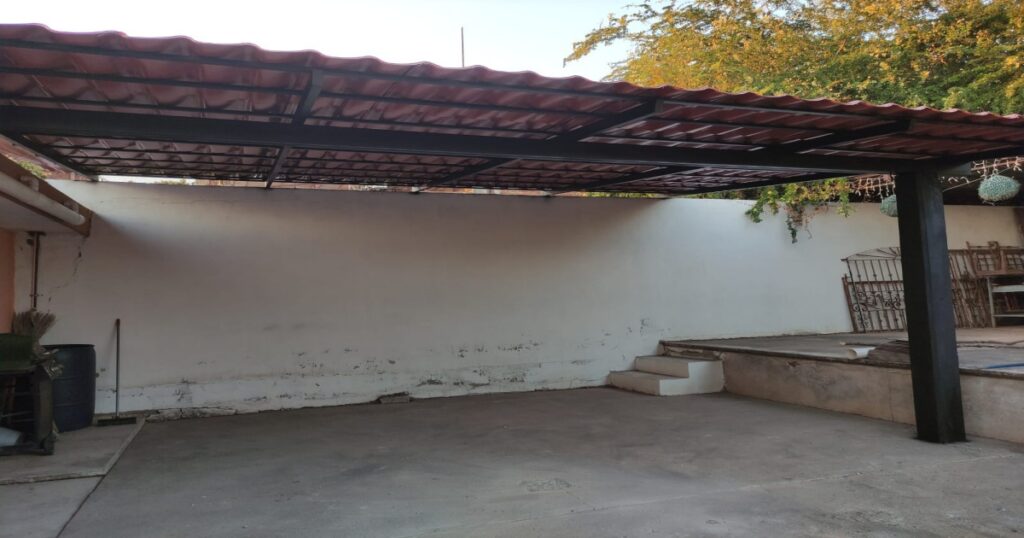 Tejabán con Galvateja en patio residencial 