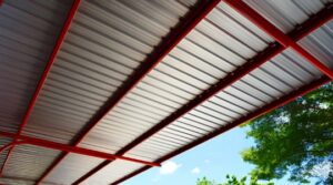 tejaban de lamina para patio Tejabán de lámina galvanizada instalado en patio residencial