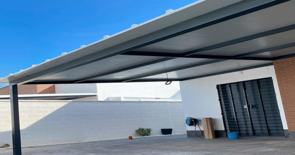 Tejabán de terraza con panel aislante y acabado moderno