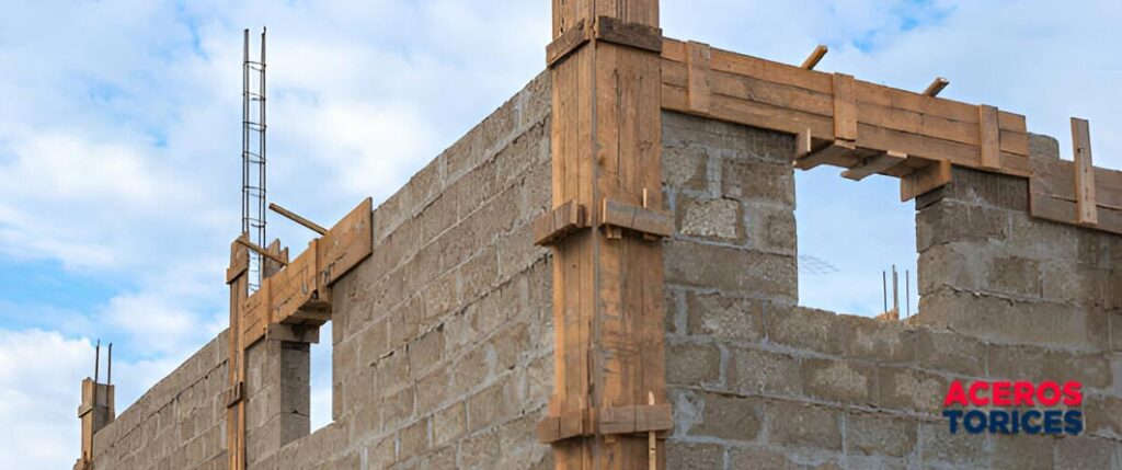 estructura con paredes de bloque de concreto y castillos encofrados para colado Estructura de casa con paredes de bloque de concreto y castillos de varilla de acero encofrados para colado