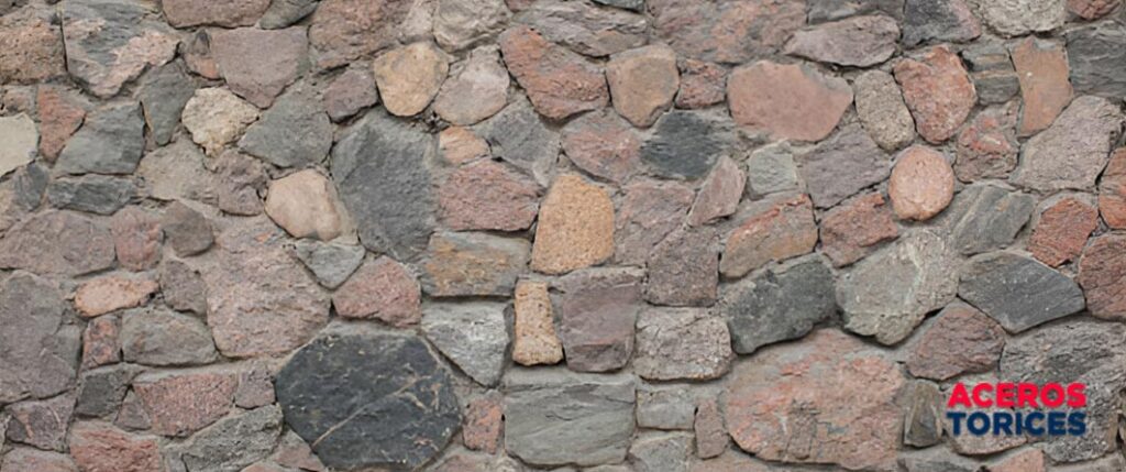 muro de mamposteria con piedras de distintas tonalidades Muro de mampostería con piedras de distintas tonalidades