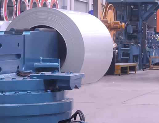 Rollo de lámina Pintro Ternium en máquina roladora en bodega