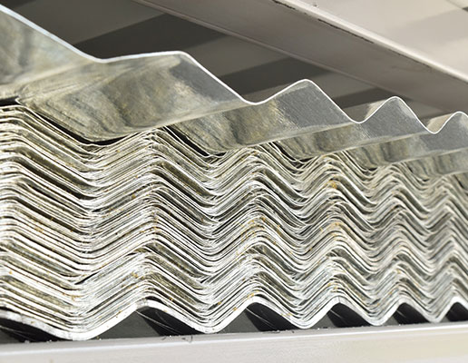 Acercamiento en primer plano de perfil de lámina acanalada O-725 almacenada en bodega