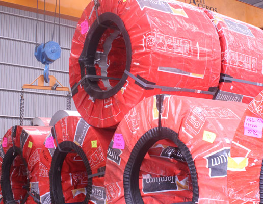 Acercamiento a rollos de lámina Ternium apilados en bodega