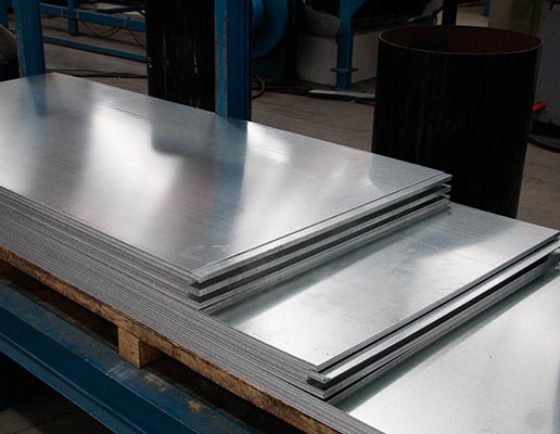 Hojas de Lámina Galvanizada Apiladas en Bodega