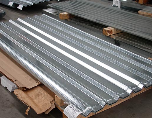 Láminas galvanizadas R101 colocadas sobre una tarima en almacenamiento