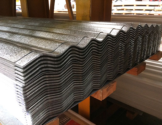 Acercamiento de Lamina Galvanizada Acanalada O-100 apilada y almacenada