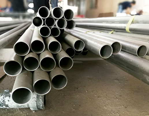 Tubería cedula 40 organizada en almacen