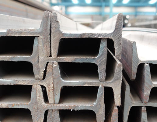 Viga IPS almacenada en bodega, vista frontal