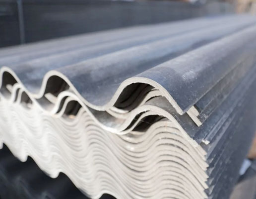 Piezas de Lámina de Fibrocemento ondulada de color gris colocadas unas sobre otras