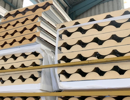 Piezas de Panel Metcoppo apiladas dentro de una bodega