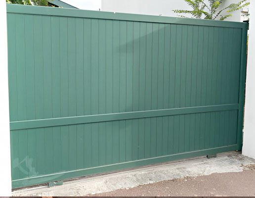 Porton de bodega con lamina tipo tablero