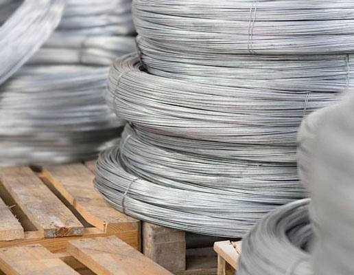 Rollos de alambre galvanizado apilados sobre una tarima