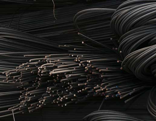 Varilla de acero corrugada doblada