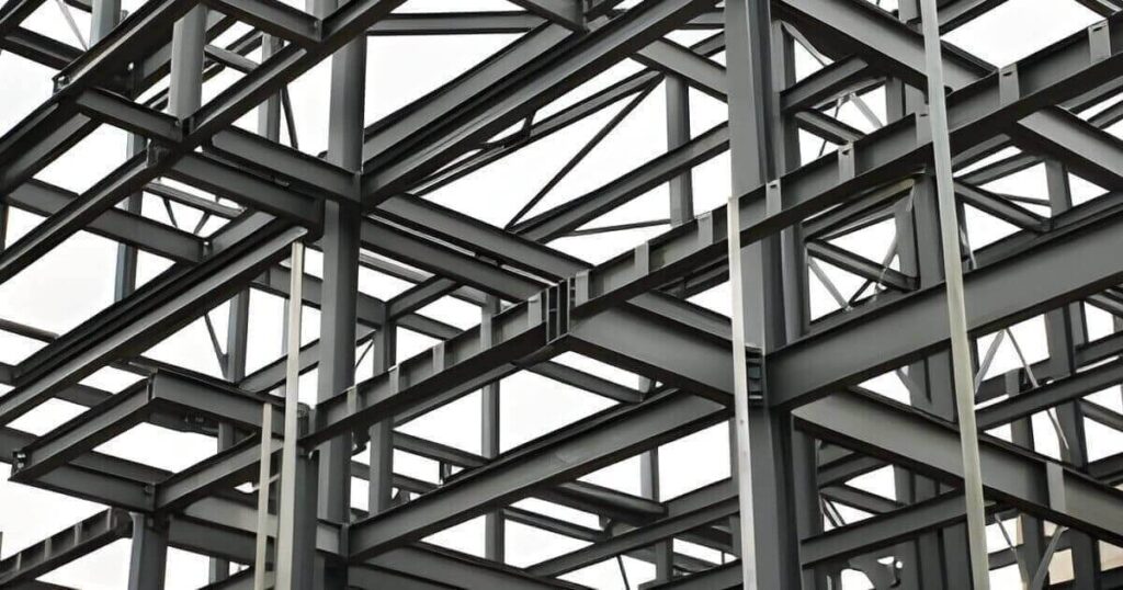 Estructura de acero en el sitio de construcción