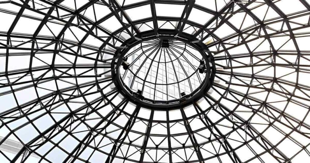 Estructura metálica abovedada