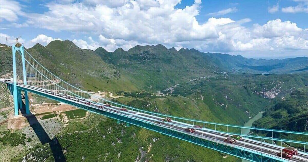 Vista panorámica del paisaje y puente del Cañón Huajiang