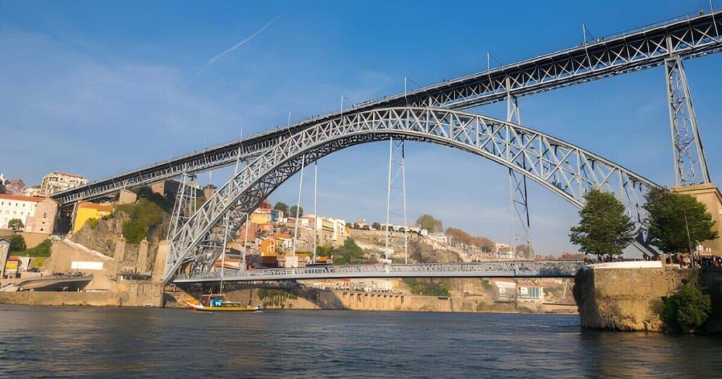 Plano de puente reticular sobre un río