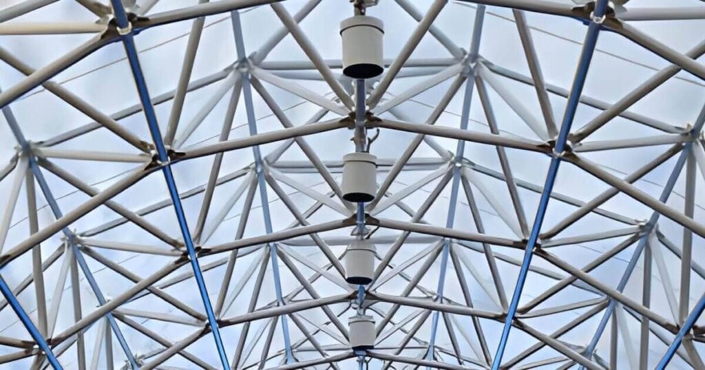 Techo abovedado con cerchas de acero