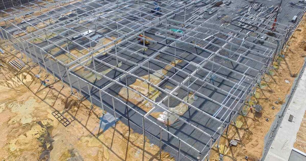 Toma aérea de estructura metálica en construcción