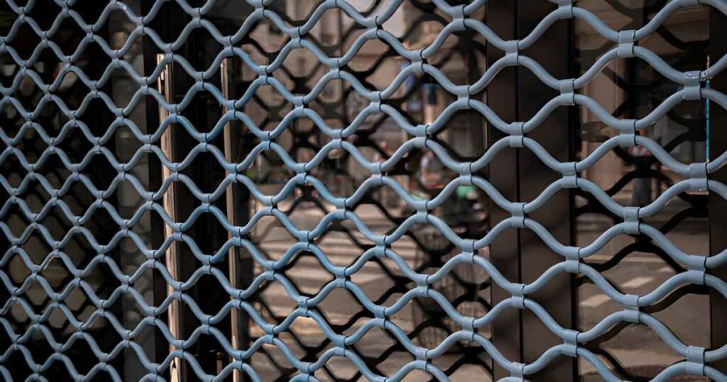 Malla de acero decorativa protegiendo una ventana