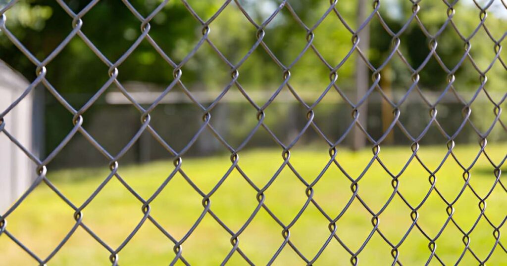 Plano detalle de una malla de acero ciclónica