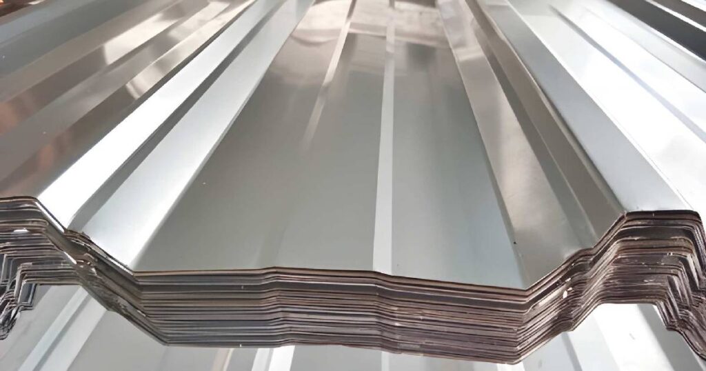 Acercamiento a los bordes de láminas acanaladas con recubrimiento galvanizado apiladas entre si