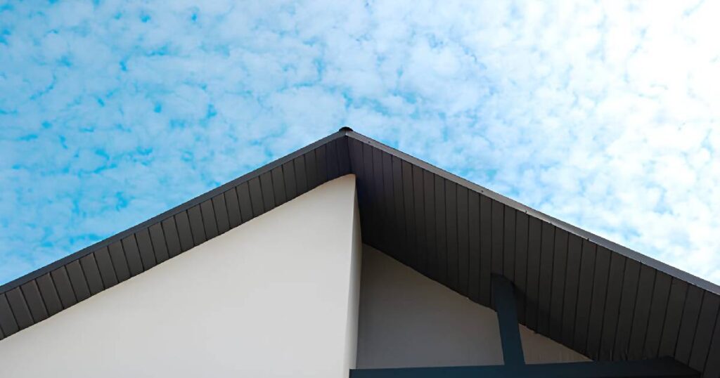 Techo a dos aguas hecho con lámina pintro sobre fondo azul