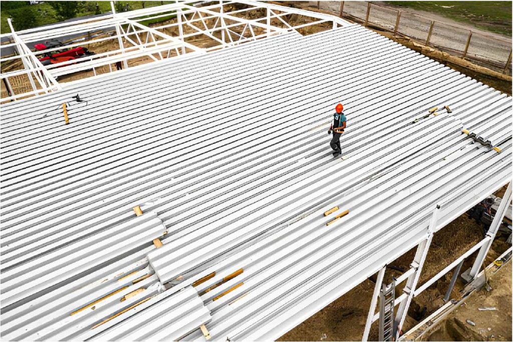 Construcción de bodega industrial con techo de lámina acanalada