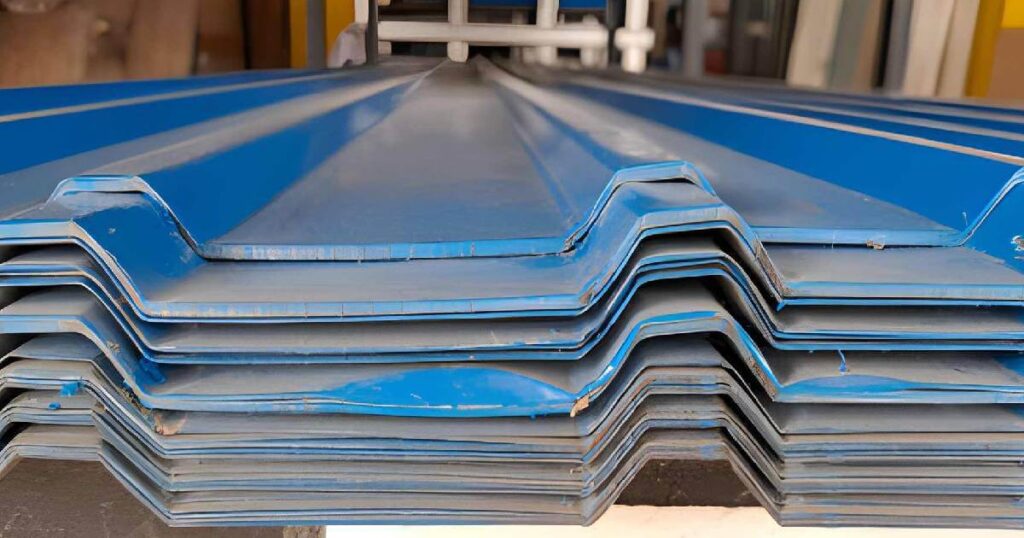 Láminas acanaladas con perfil trapezoidal apiladas entre sí