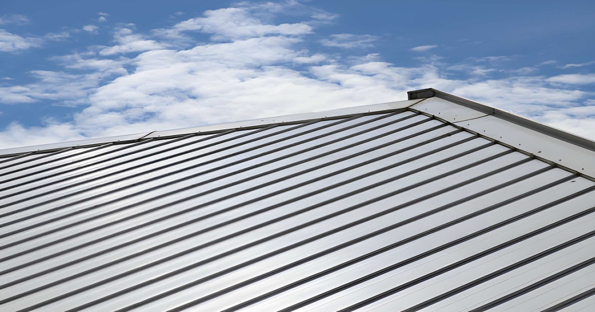 Acercamiento a techo de lámina galvanizada sobre fondo azul