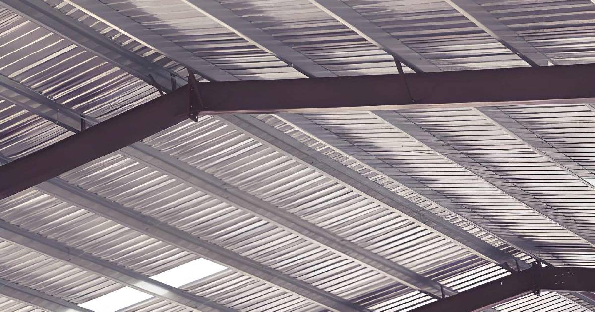 Detalle de cubierta industrial con lámina acanalada y soportes de acero
