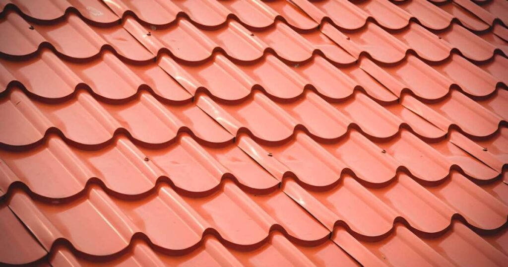 Detalle de techo de lámina tipo teja metálico y rojizo