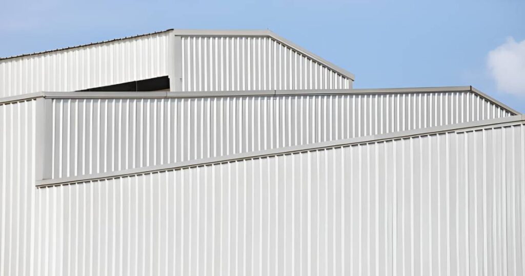 Fachada de nave industrial con muros y cubierta de lámina Pintro